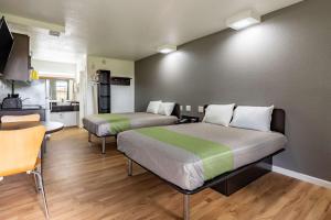 une chambre d'hôtel avec deux lits et une cuisine dans l'établissement Studio 6-Temple, TX, à Temple