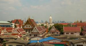 een groep gebouwen met een stad op de achtergrond bij Ekanake hostel in Bangkok