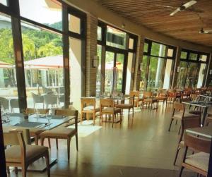 Um restaurante ou outro lugar para comer em Pico de Loro 2BR Vacation Flat