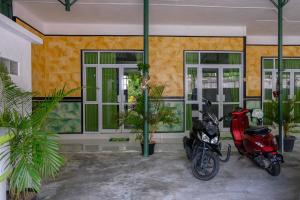 zwei Motorräder, die vor einem Gebäude geparkt sind in der Unterkunft The Cheap & Cozy Canggu in Canggu