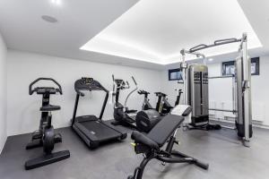 un gimnasio con cintas de correr y bicicletas estáticas en una habitación en VISIONAPARTMENTS Gutleutstrasse - contactless check-in en Frankfurt