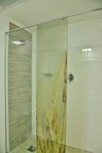 Een badkamer bij Cresta Oasis Hotel