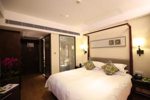 Postel nebo postele na pokoji v ubytování SSAW Boutique Hotel Shanghai Yilin