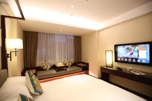 TV a/nebo společenská místnost v ubytování SSAW Boutique Hotel Shanghai Yilin