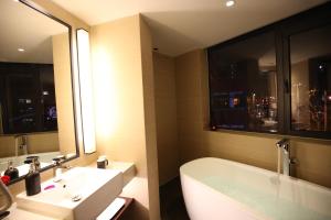 Koupelna v ubytování SSAW Boutique Hotel Shanghai Yilin