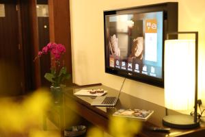 TV a/nebo společenská místnost v ubytování SSAW Boutique Hotel Shanghai Yilin