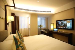 TV a/nebo společenská místnost v ubytování SSAW Boutique Hotel Shanghai Yilin