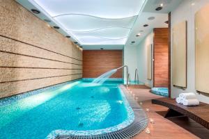 Bazén v ubytování Hotel Różany Gaj - Destigo Hotels nebo v jeho okolí
