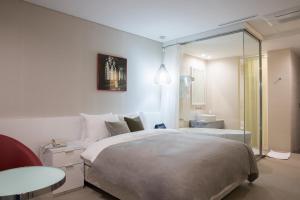 A bed or beds in a room at Hotel Mate Bundang