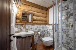 A bathroom at Etnokompleks Bobrovaja Dolina
