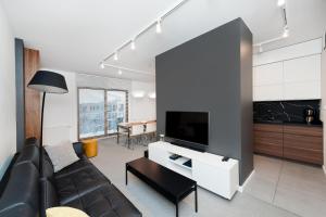 En TV eller et underholdningssystem på Apartament Sun & Snow Premium w Novum