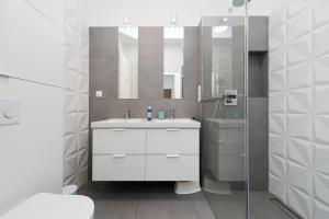 Łazienka w obiekcie Premium in Novum City Center near the train station by Sun & Snow