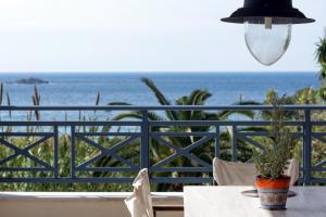 una mesa y sillas con vistas al océano en Panorama Villas en Arillas