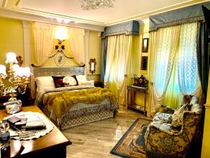 パヴッロ・ネル・フリニャーノにあるHotel Vandelliのベッドルーム1室(ベッド1台、椅子、テーブル付)