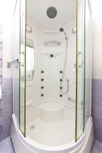y baño con ducha y puerta de cristal. en Apartments LUX Milano, Savina,Herceg-Novi, en Herceg-Novi