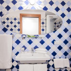 bagno con lavandino e specchio di Ripetta Rooms a Roma