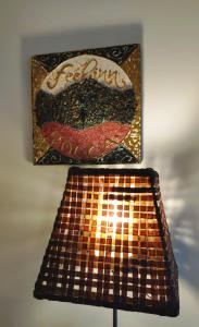 una lámpara con una foto de un pastel en ella en Hotel Feel Inn Venice Airport Rooms, en Campalto