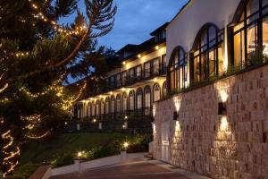 un edificio illuminato di notte con luci di Natale di Cameron Highlands Resort - Small Luxury Hotels of the World a Cameron Highlands