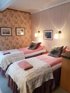 a room with two beds in a room at Renkitupa in Raahe