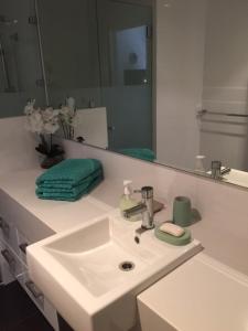 A bathroom at Venetian Canal 1 Bedroom Apartment