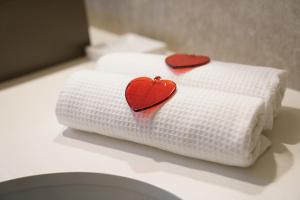 two towels with hearts on them sitting on a toilet at Petra Mater Casa Vacanze in Matera +33 photos