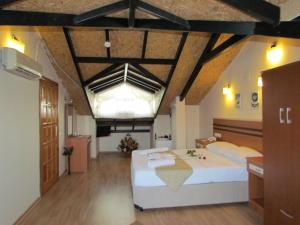 达利安达利安棕榈度假酒店的房间里有一张白色大床的卧室 更多52张照片