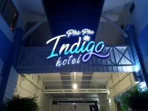 En logo, et sertifikat eller et firmaskilt på Phi Phi Indigo Hotel