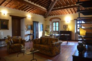 uma sala de estar com dois sofás e uma mesa em Casa Cesira em Arezzo