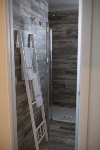 a pair of white ladders in a bathroom at Hotel Abaco Altea in Altea