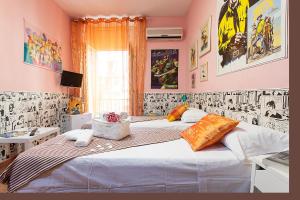 1 dormitorio con 2 camas y lavamanos. en Hotel Cineholiday, en Nápoles