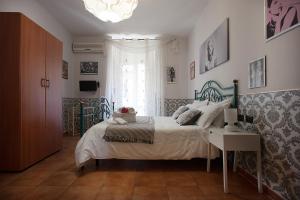 Schlafzimmer mit einem Bett und einem Fenster in der Unterkunft Hotel Cineholiday in Neapel
