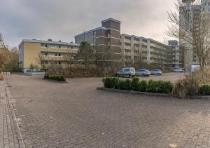 ザンクト・ペーター・オルディングにあるNordseeoaseの建物の前に車を停めた駐車場