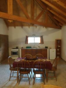 een keuken met een tafel en stoelen in een kamer bij White Field Houses and Spa in Villa Las Rosas