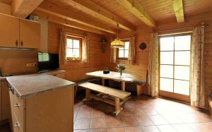 a kitchen with a table and a bench in a cabin at Lechtaler Naturparkchalets in Gramais