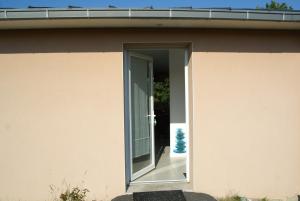 eine Tür, die in ein Haus mit einer Veranda führt in der Unterkunft Résidence de Nodeven in Guissény