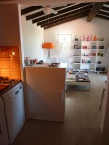 Grosseto-Prugnaにあるmini-villaのカウンターとテーブル付きのキッチンが備わります。