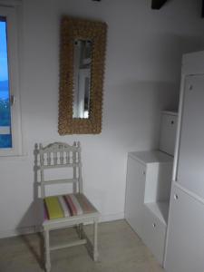 Grosseto-Prugnaにあるmini-villaの白い部屋(椅子、鏡付)