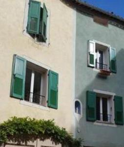 カステラーヌにあるLou Paran "Le Jardin"の緑の窓