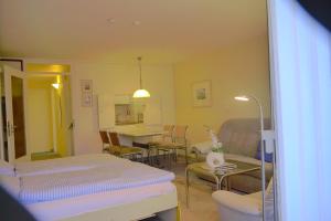 ein Krankenhauszimmer mit einem Bett, einem Tisch und Stühlen in der Unterkunft Dirlak in Westerland