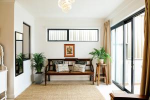 Ein Sitzbereich in der Unterkunft Radium Hall Guest House