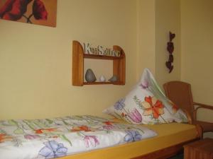 1 dormitorio con cama con almohada y espejo en Fewo Kroker, en Bremerhaven