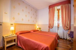 Säng eller sängar i ett rum på Hotel Arco Di Travertino