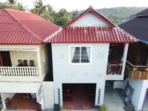 a white house with a red roof at ING ING GUESTHOUSE in Koh Rong Sanloem