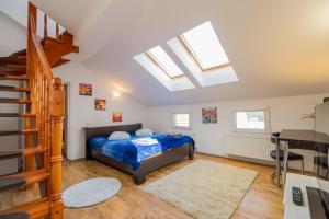 En eller flere senge i et værelse på Rooftop Central Apartment + 19 billeder