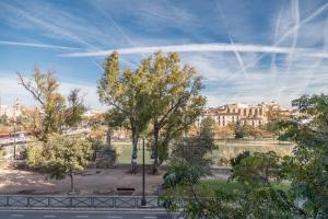 バレンシアにあるTravel Habitat Torres de Serranoの木々や建物のある公園の景色
