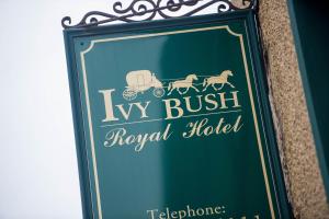 un panneau indiquant l'hôtel royal de lierre dans l'établissement Ivy Bush Royal Hotel by Compass Hospitality, à Carmarthen