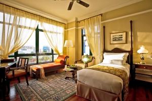 Ein Bett oder Betten in einem Zimmer der Unterkunft The Majestic Malacca Hotel - Small Luxury Hotels of the World