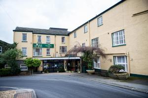 una calle vacía delante de un edificio en Ivy Bush Royal Hotel by Compass Hospitality en Carmarthen