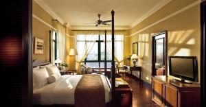 Ein Bett oder Betten in einem Zimmer der Unterkunft The Majestic Malacca Hotel - Small Luxury Hotels of the World