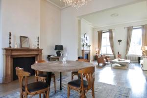 een woonkamer met een tafel en stoelen bij Cap's House in Gent